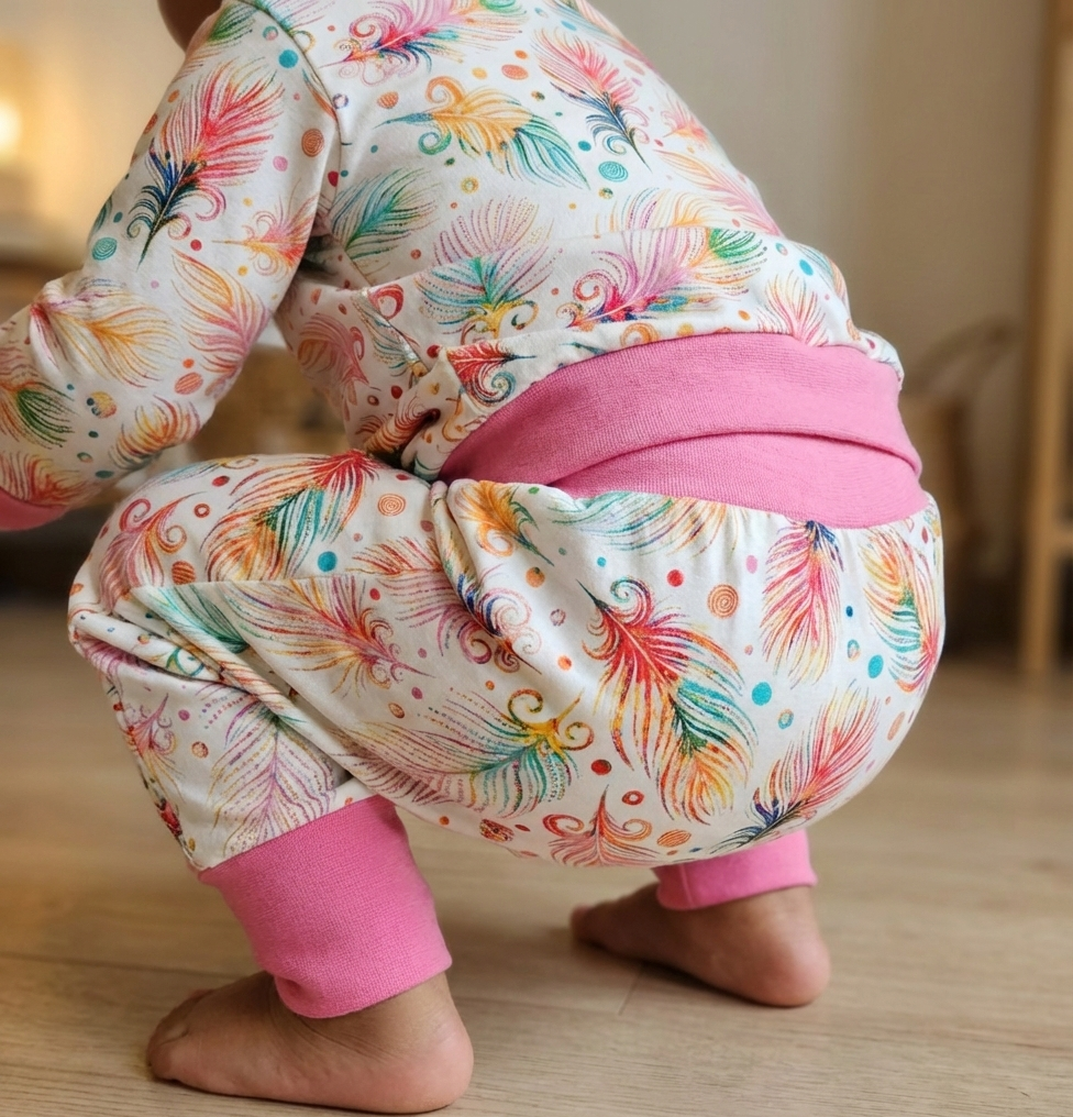 Sarouel évolutif pour bébé offrant une grande liberté de mouvement, adapté à toutes les morphologies