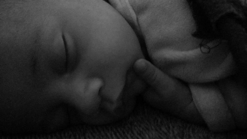 Peau de bébé en contact direct avec un tissu