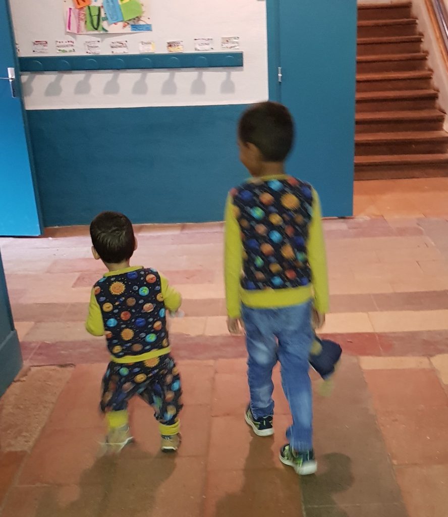 Deux enfants marchant côte à côte portant des vêtements évolutifs Myasolam