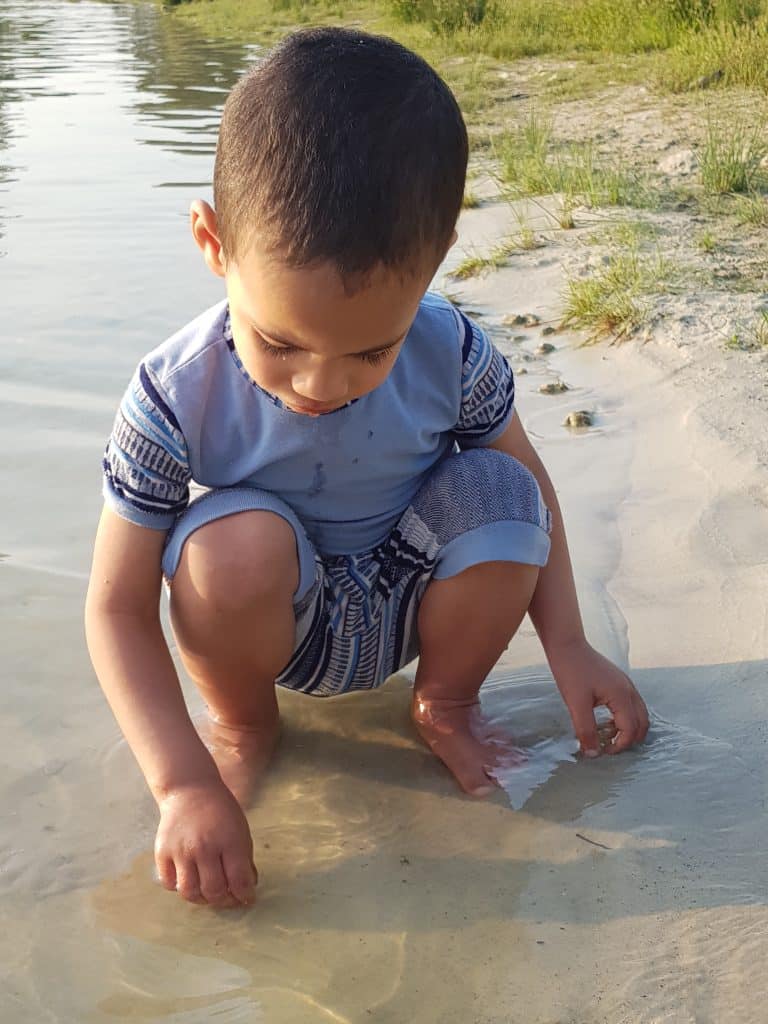 Enfant jouant dans l’eau avec un vêtement évolutif confortable Myasolam
